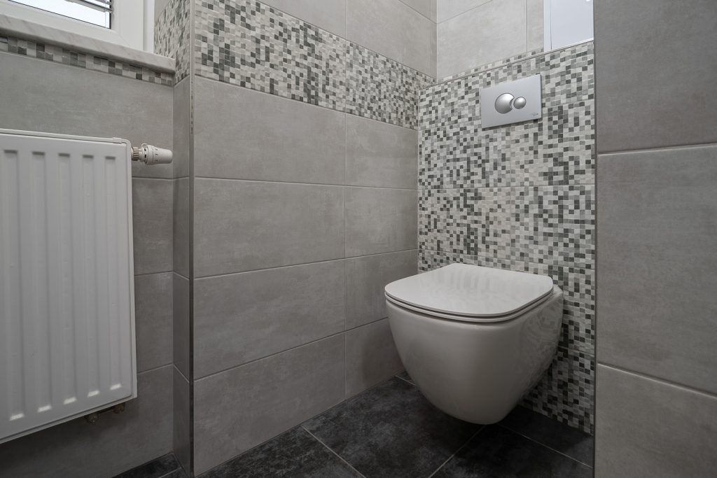 Moderní designová toaleta v šedém interiéru