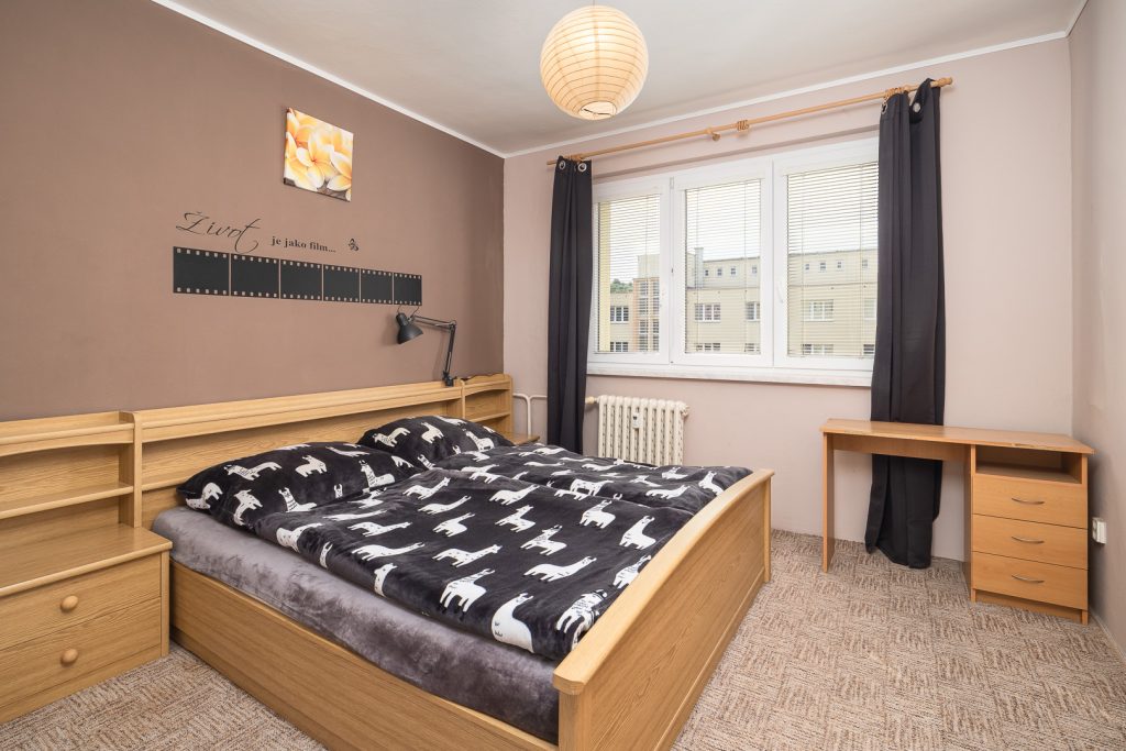 Ložnice. Kombinace blesku a přirozeného světla.