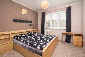 Ložnice. Kombinace blesku a přirozeného světla.