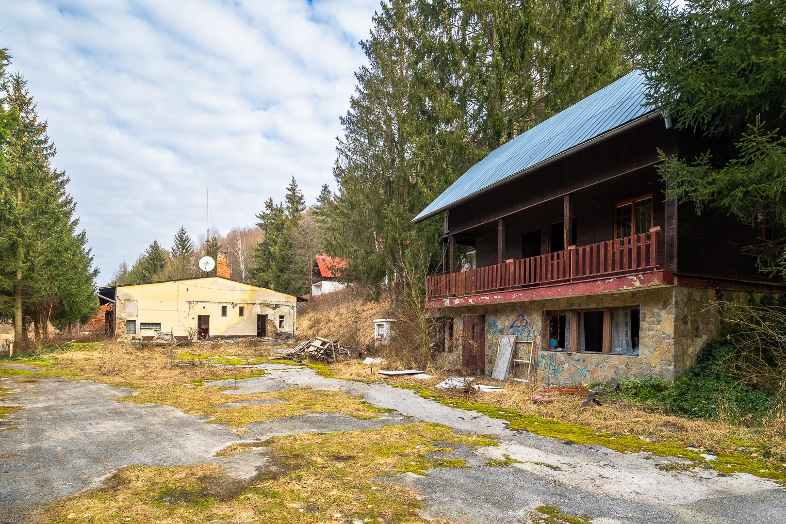 Zchátralý bývalý rekreační areál