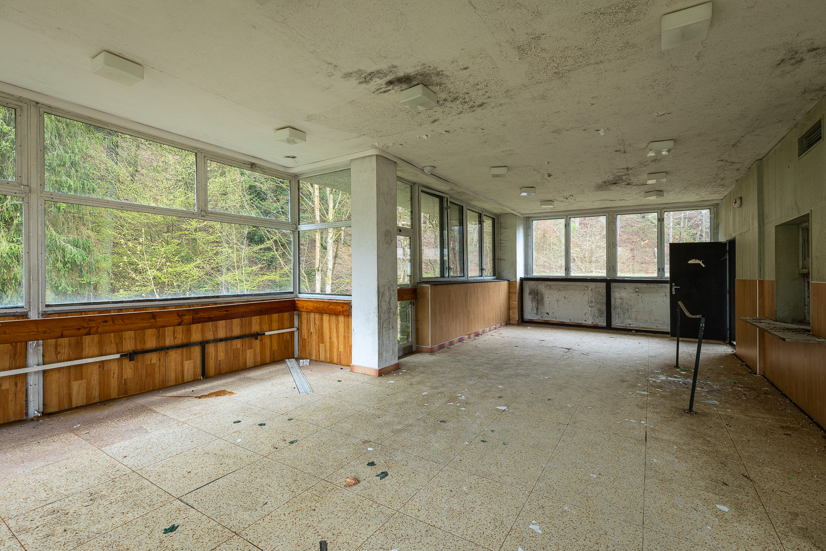 Zchátralá nemocniční jídelna