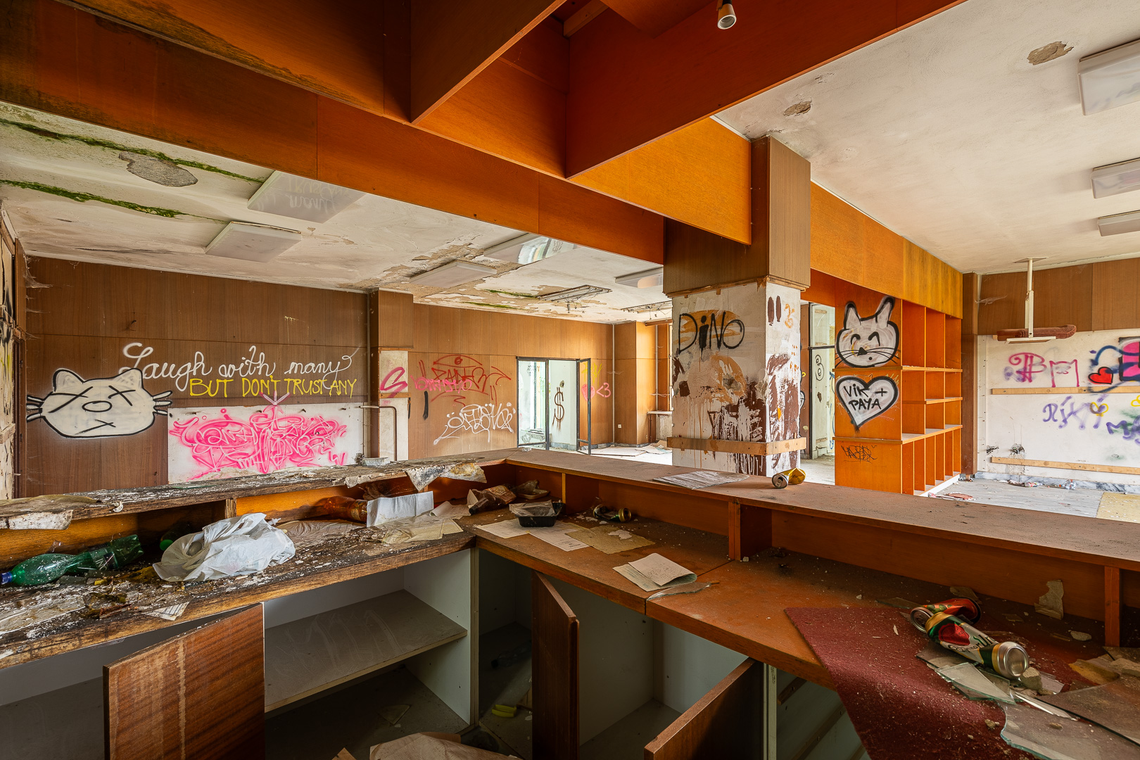 Vstupní hala s recepcí ve velmi špatném stavu stavu