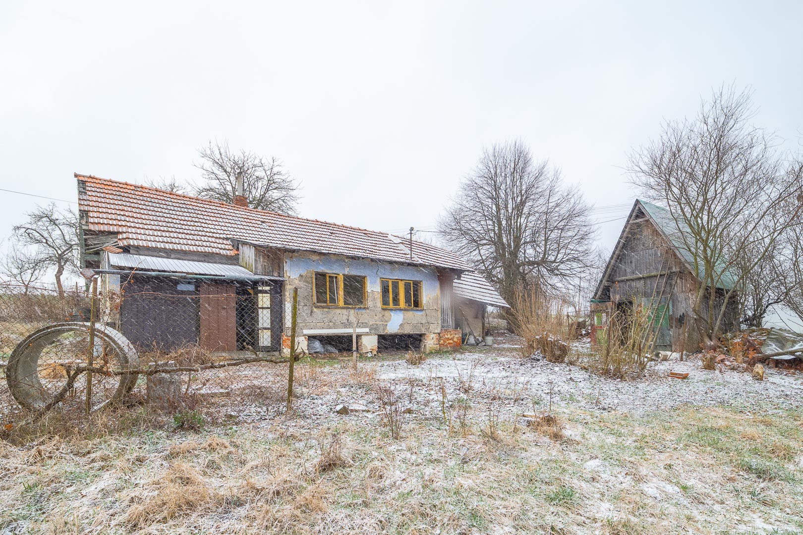 Zchátralý domek se stodolou před rekonstrukcí