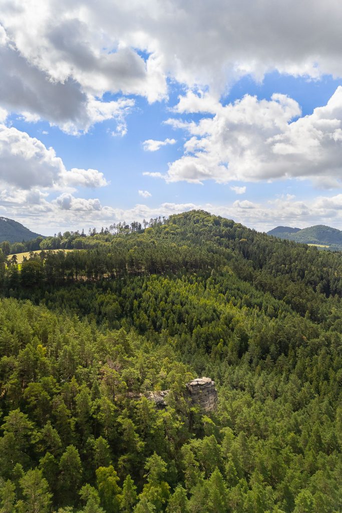 Lužické hory - skalní útvar v lese - letecký záběr
