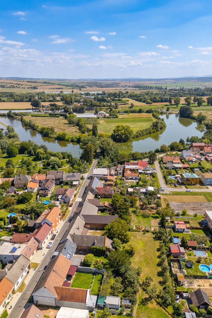 Rodinný dům poblíž řeky - pohled z dronu