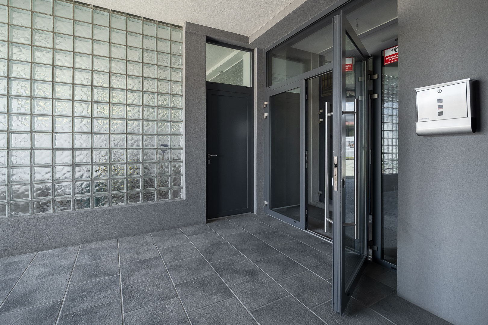 Hlavní vchod do budovy