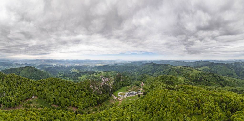 Vršatské Podhradie - pohled do údolí