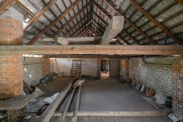 Půdní prostor nemovitosti, který potřebuje rekonstrukci