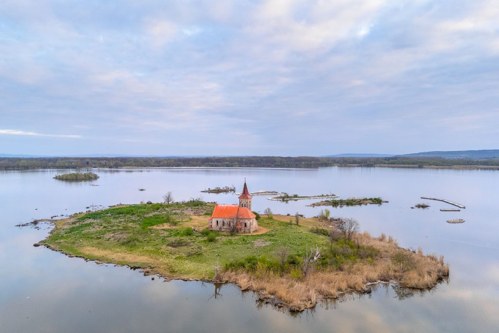 Nové Mlýny, kostel sv. Linharta - letecký snímek