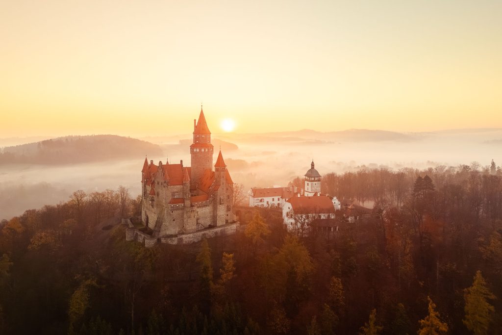 Hrad Bouzov v mlze při východu slunce