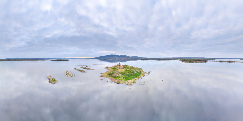 Nové Mlýny, kostel sv. Linharta - letecký panoramatický snímek